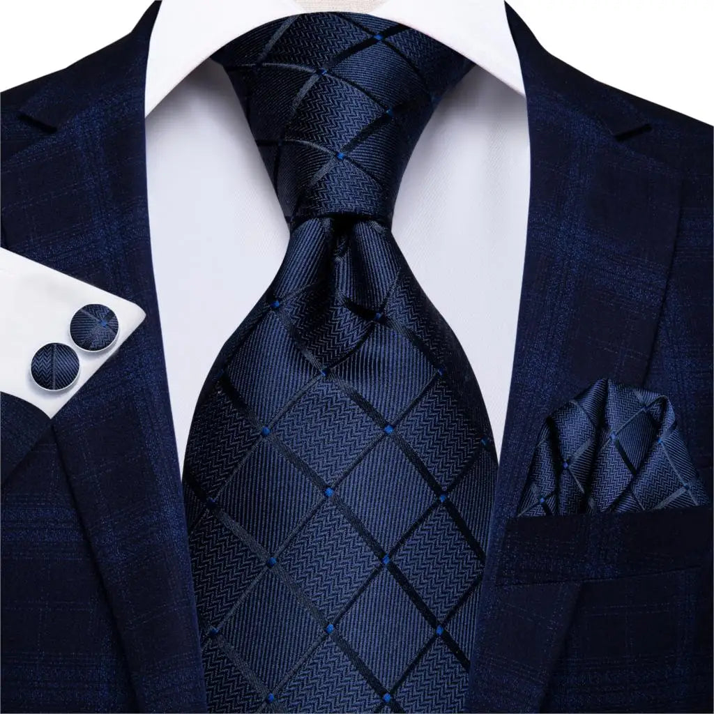 Men's Black Silk Paisley Tie for Travel-Friendly Style